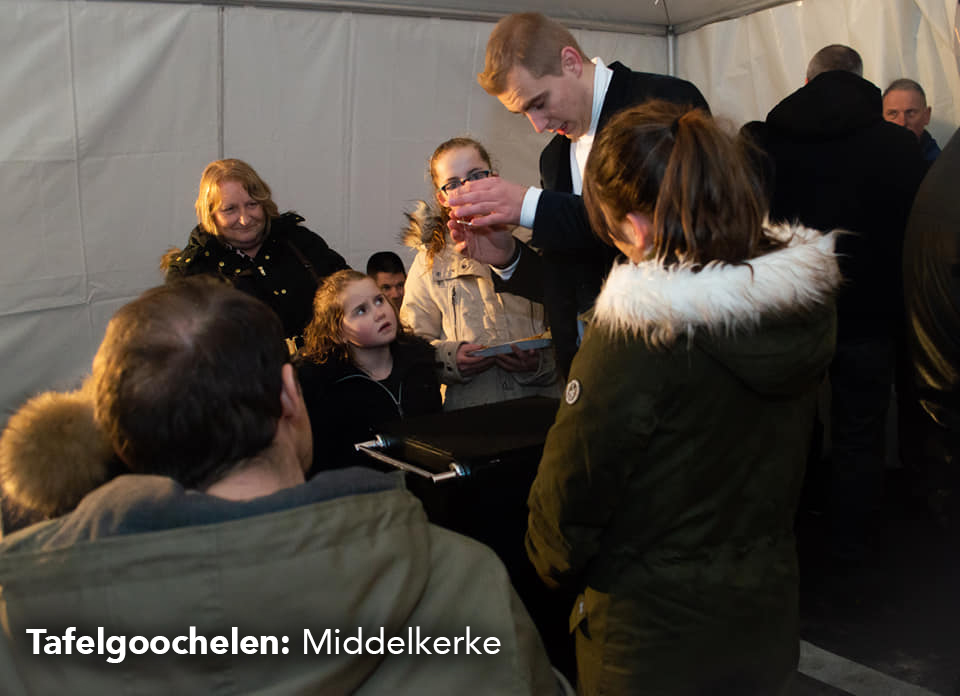 Goochelaar toont truc aan omringende kijker