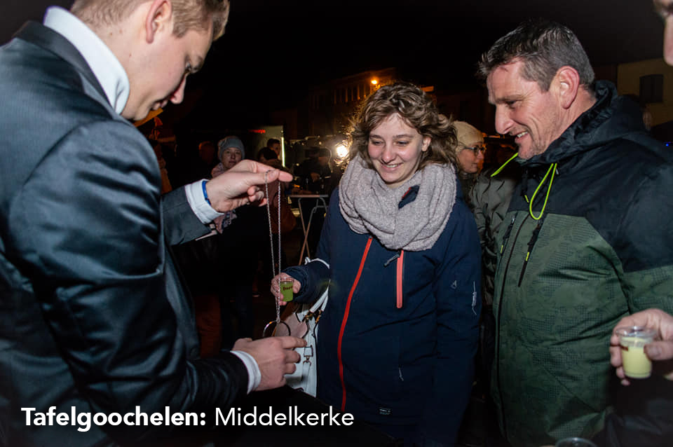 Goochelaar laat truc zien met ijzeren ring