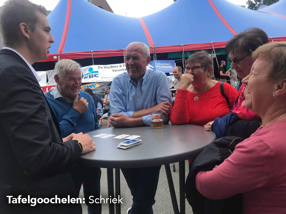 Goochelaar toont truc met kaarten op een receptie