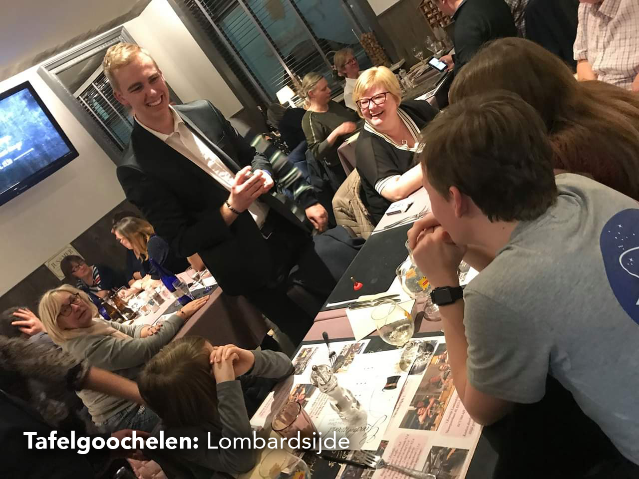 goochelaar toont een truc aan tafel in een restaurant